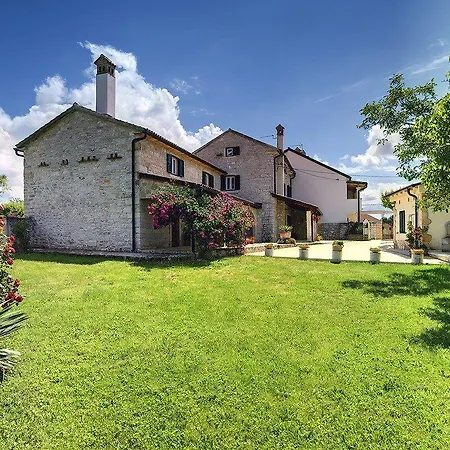 Holiday home Lucy *